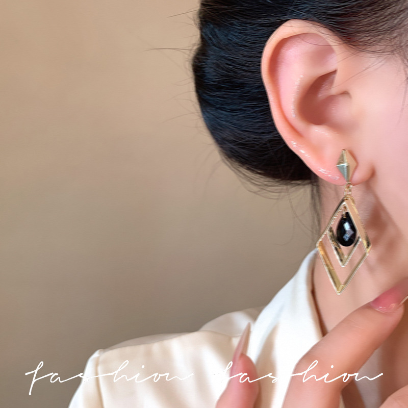The new S925 silver needle earrings are a fashionable and trendy black diamond-shaped stud earrings with a touch of elegance, suitable for women Application Scenario