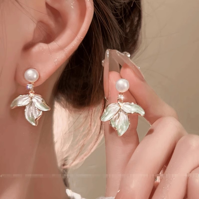 Silver needle sweet petal pearl earrings, women's fashionable and elegant, versatile stud earrings, fresh and high-end, light luxury earrings details Picture