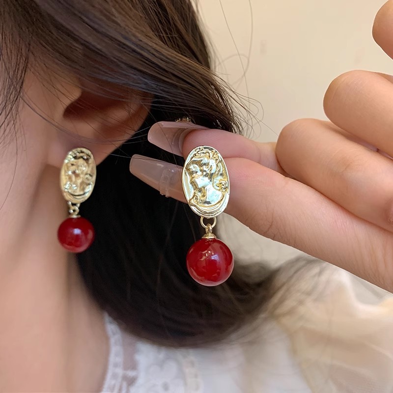 Retro portrait Encore red round stud earrings with a unique and niche design for women, simple and versatile earrings full figure