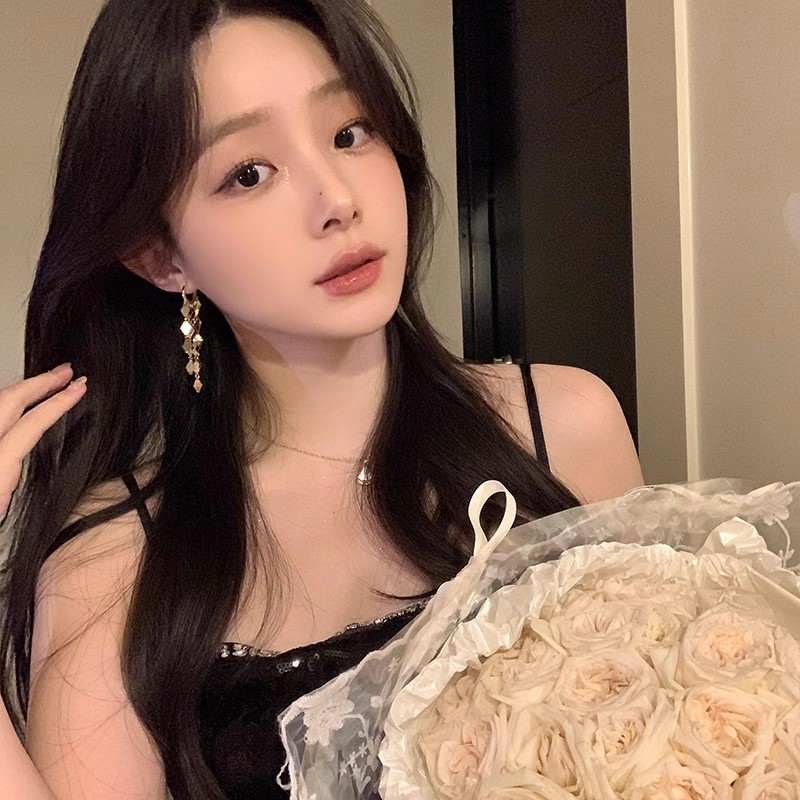 The sparkling diamond-shaped tassel line earrings exude a sense of luxury and sophistication for women. The fashionable stud earrings exude a unique charm of a socialite Specification drawing