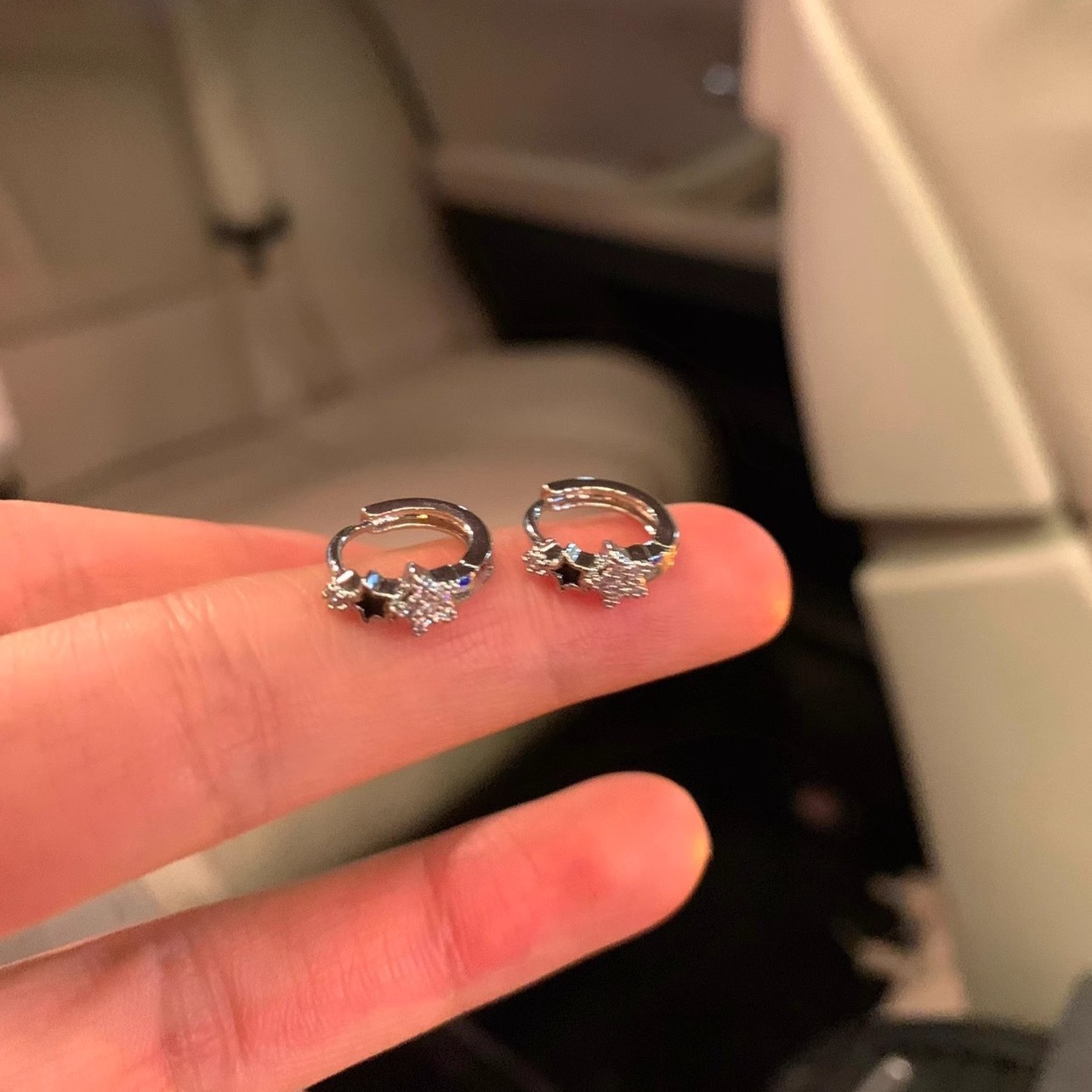 The star-shaped ear buckles are small and unique. You don't need to take them off when sleeping. They are a niche design for women. The ear studs exude a sense of luxury Specification drawing