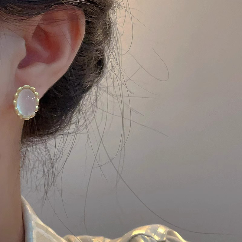 Niche retro geometric lace stud earrings exude a sense of light luxury and sophistication, with a noble and elegant style. These earrings are fashionable and versatile for commuting Application Scenario