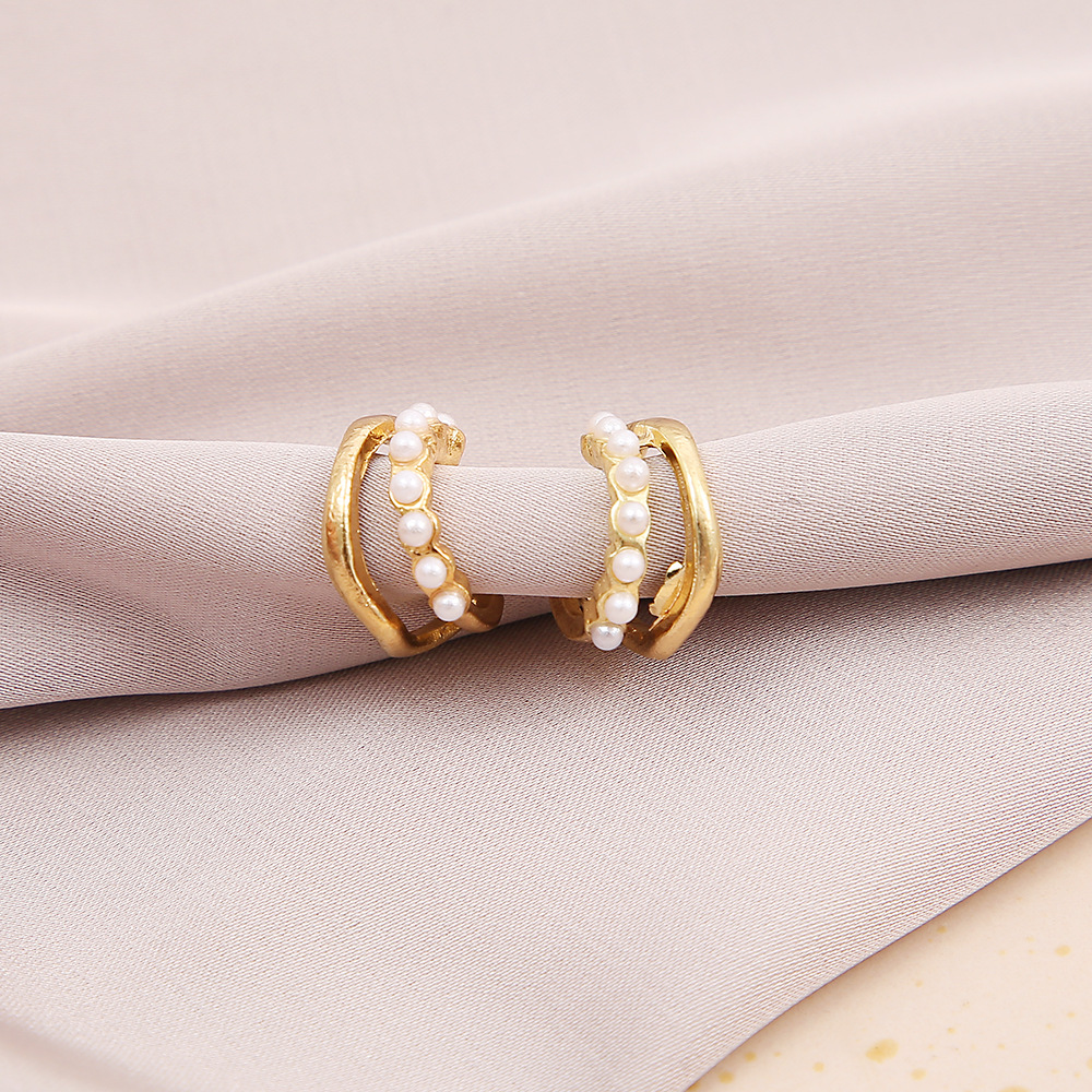 European and American ins creative, individualistic and high-end imitation pearl earrings, retro style, metal twisted wavy stud earrings Specification drawing
