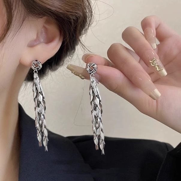 The long wheat ear, leaf and tassel stud earrings exude a light luxury and high-end charm, making the earrings unique and versatile Specification drawing