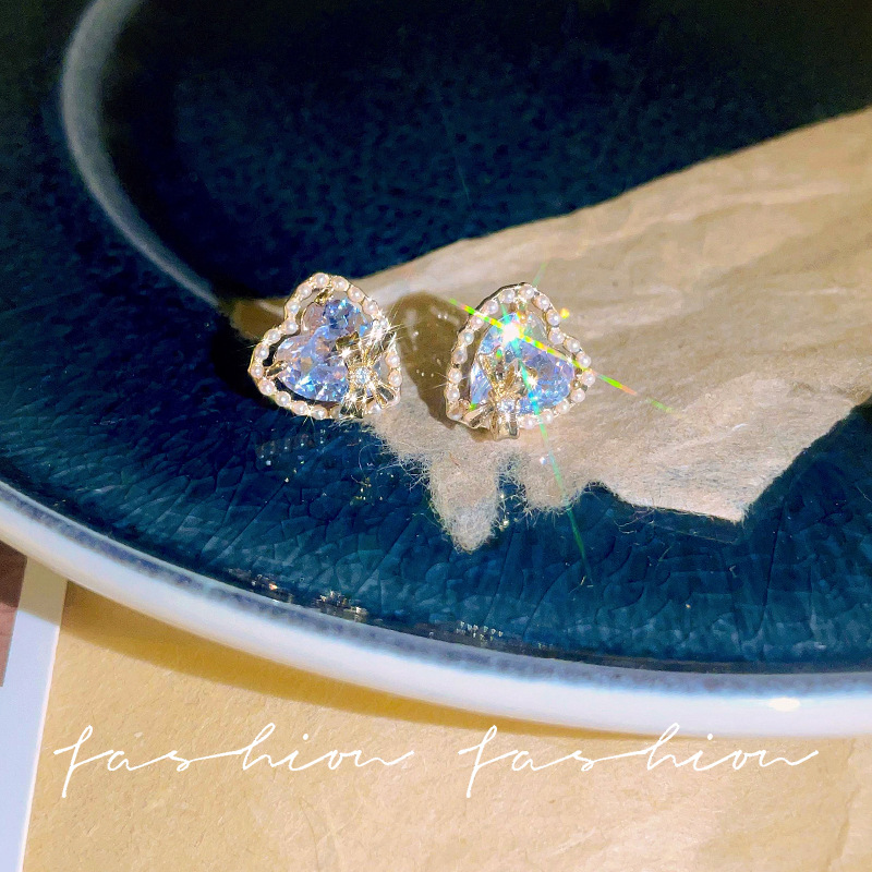 S925 Silver Needle Pearl Zircon heart-shaped stud earrings exude a sense of high-end, light luxury and niche design. These earrings are exquisite and trendy for women Specification drawing