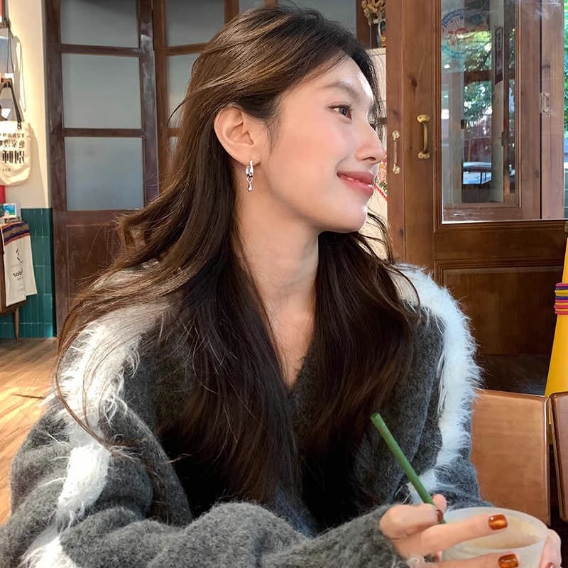 Irregular metal teardrop stud earrings for women, with a retro, light luxury and high-end feel, a cold style, fashionable and individual earring and accessory trend Application Scenario