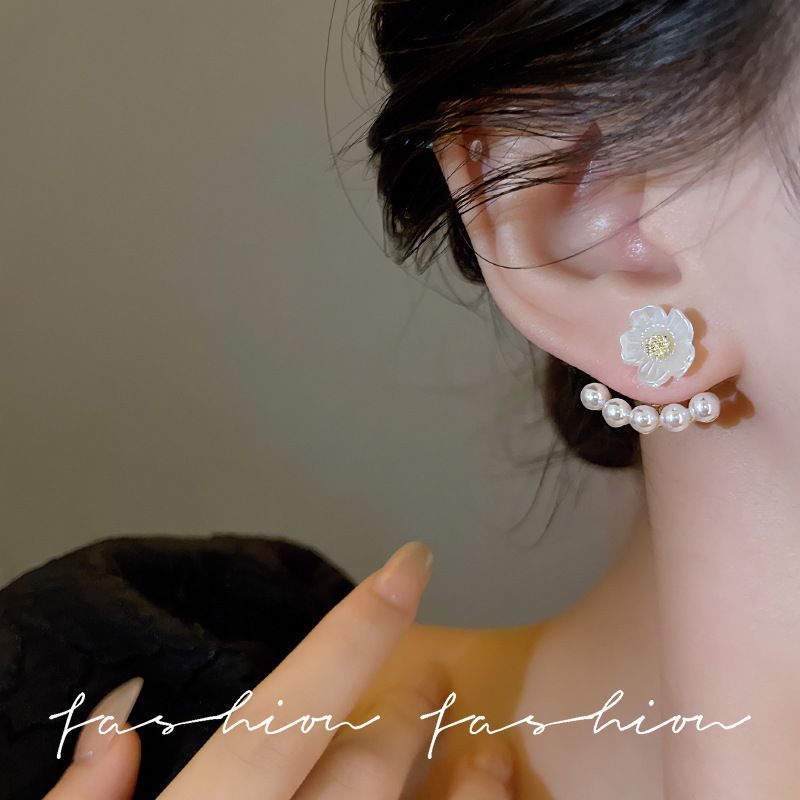 A pair of delicate and fresh pearl and flower stud earrings for a sweet girl with a delicate fragrance style, exuding an ethereal charm. Trendy silver needle earrings Application Scenario