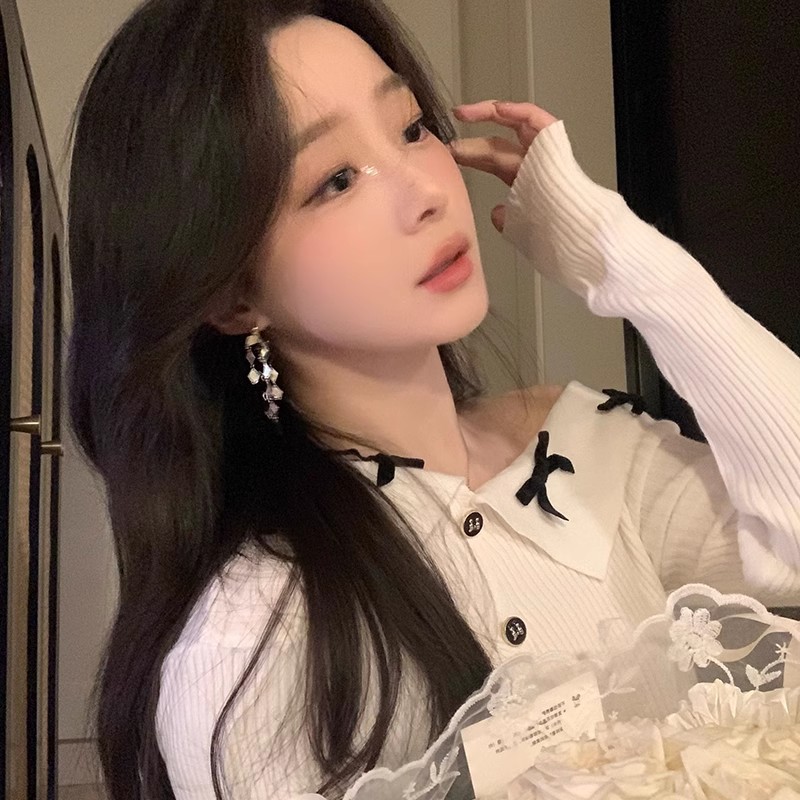 The sparkling diamond-shaped tassel line earrings exude a sense of luxury and sophistication for women. The fashionable stud earrings exude a unique charm of a socialite details Picture