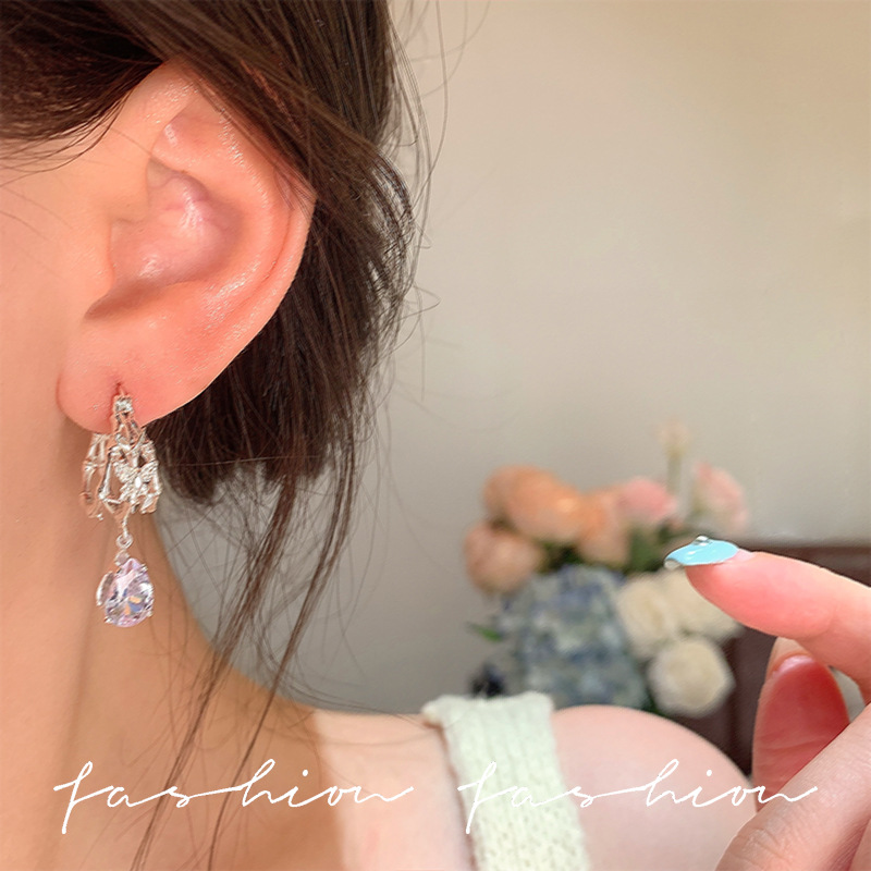The cool and retro bamboo joint water drop zircon ear buckles, a niche design, exude a sense of high-end hollowed-out earrings, and a trendy earring style Specification drawing