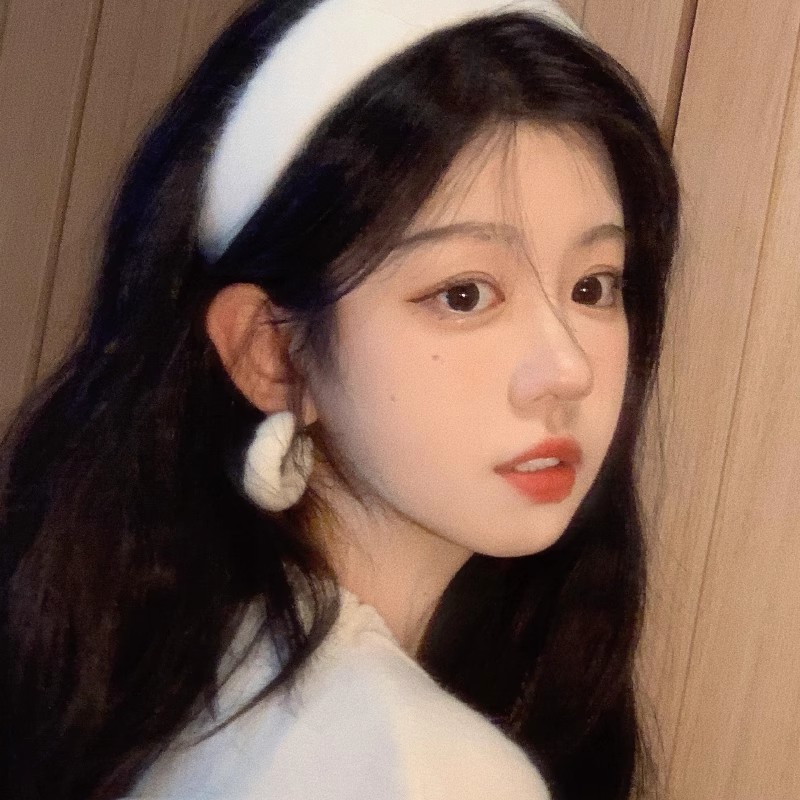 The autumn and winter plush white ear loops are a niche design for women, exuding a sense of sophistication and elegance. The versatile ear studs are simple, light, luxurious and fashionable earrings Application Scenario