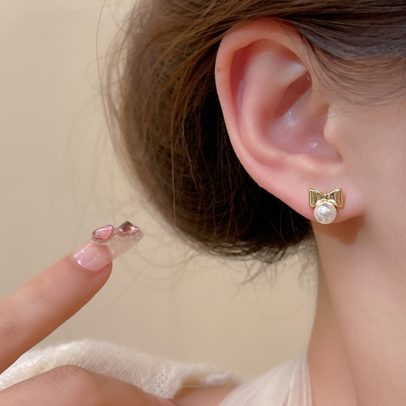 Cute and sweet bow pearl stud earrings for girls' commuting, niche design, high-end earrings and pendants wholesale Application Scenario