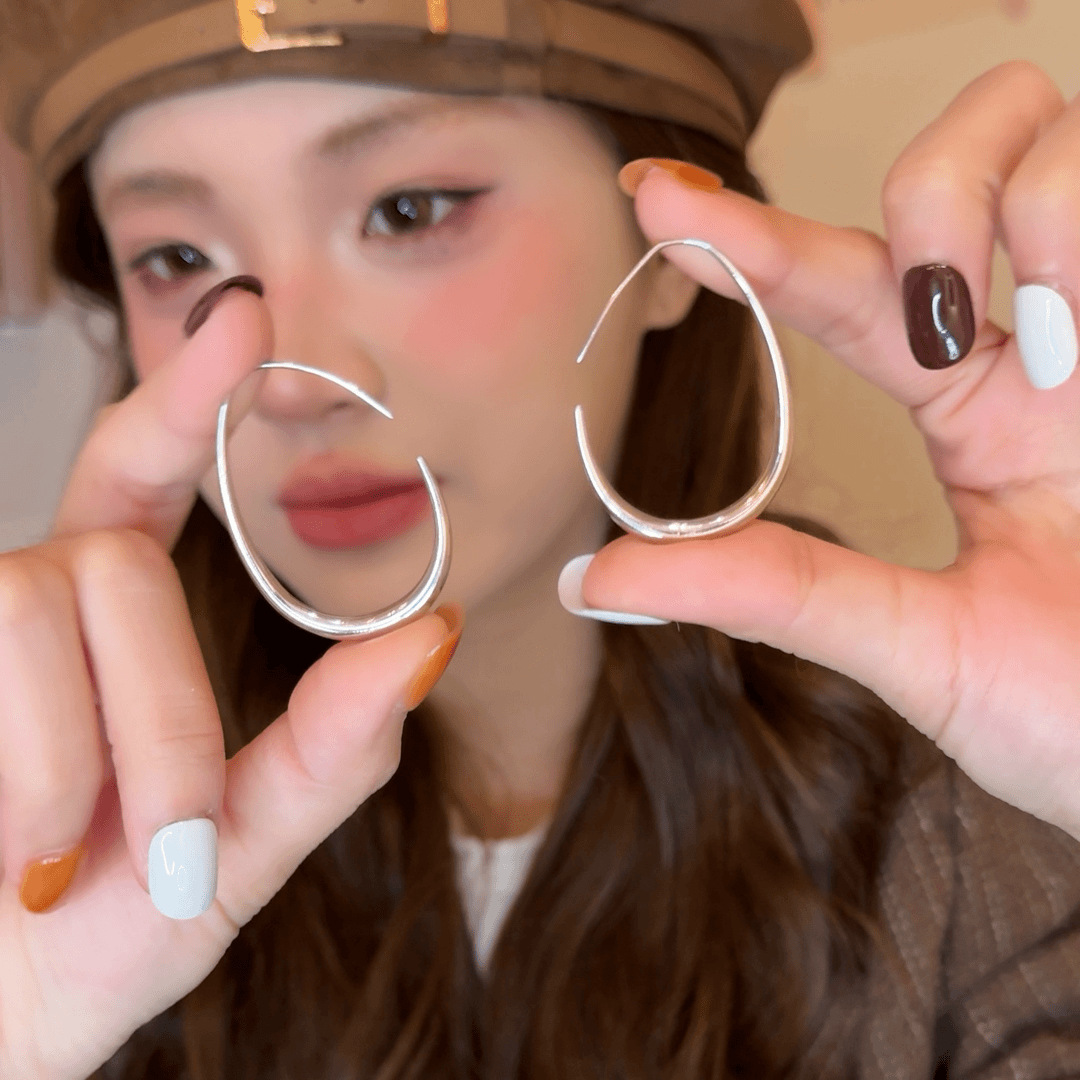 Korean-style simple and versatile oval teardrop earrings, fashionable and elegant for women, high-end ear studs, and unique and cold style earrings full figure