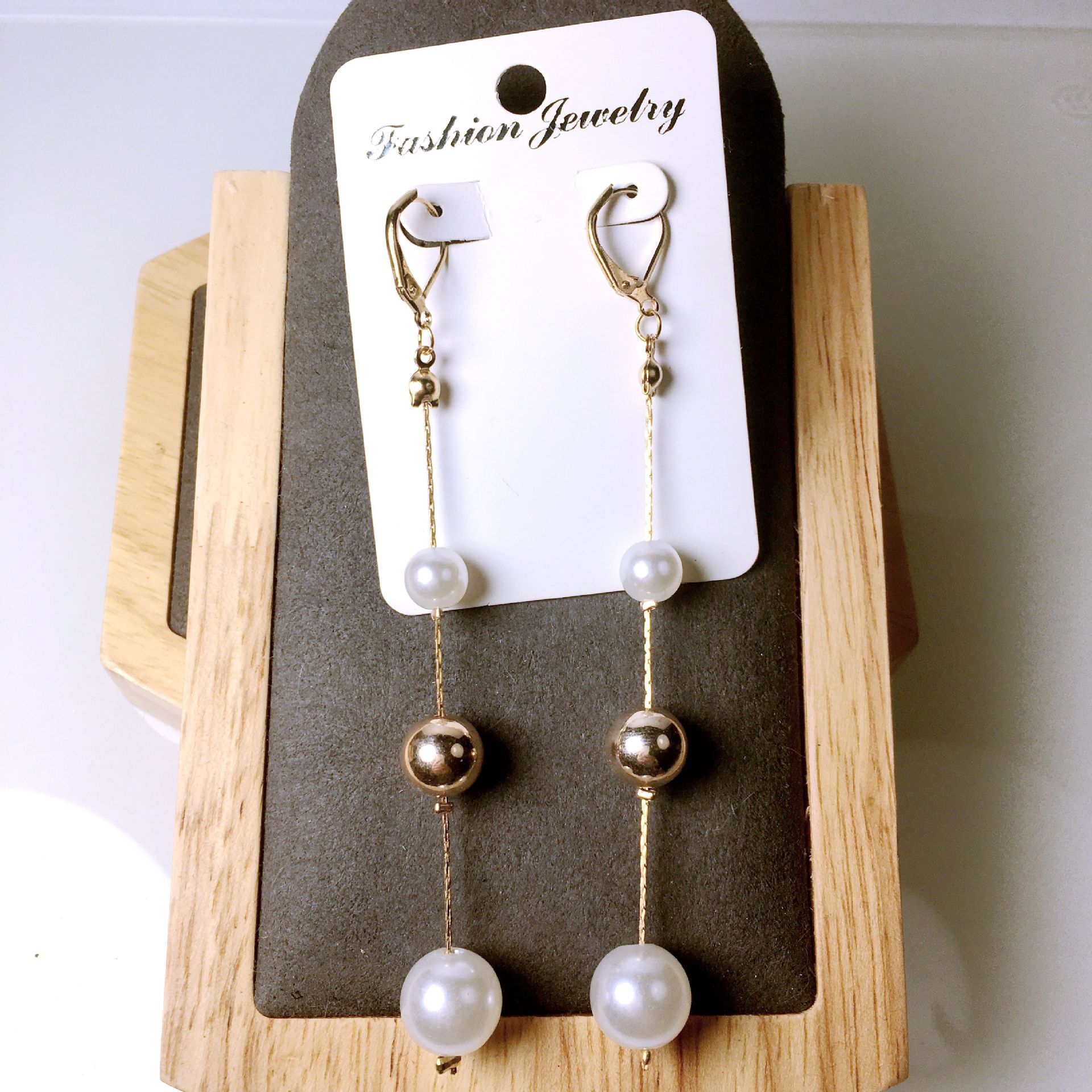 Original design slimming face slimming super fairy-like earrings, long and elegant pearl earrings, Korean Internet celebrity's unique and simple stud earrings for women Application Scenario