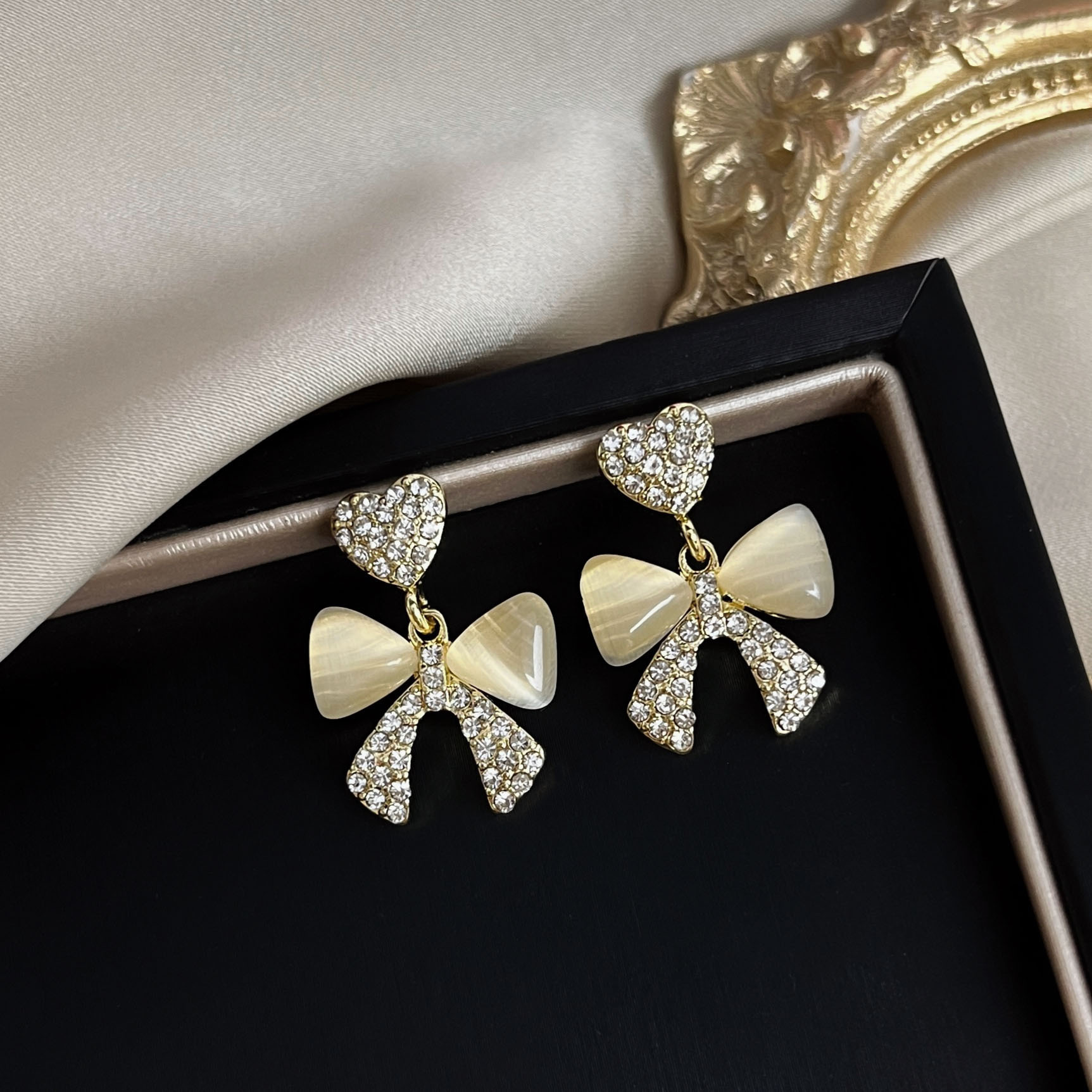 S925 silver needle exquisite full diamond heart-shaped bow cat's eye stone earrings, a new style of women's earrings, exuding a gentle and elegant charm full figure