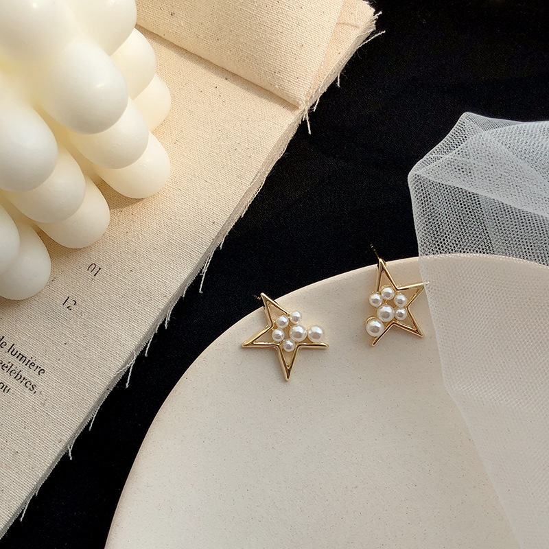 Korean style: Simple and elegant five-pointed star pearl stud earrings. New trendy five-pointed star pearl stud earrings for women full figure