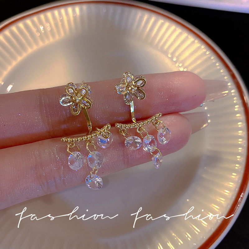 A pair of niche design zirconia flower earrings with a feminine charm and a touch of high-end luxury, featuring fringed stud earrings full figure