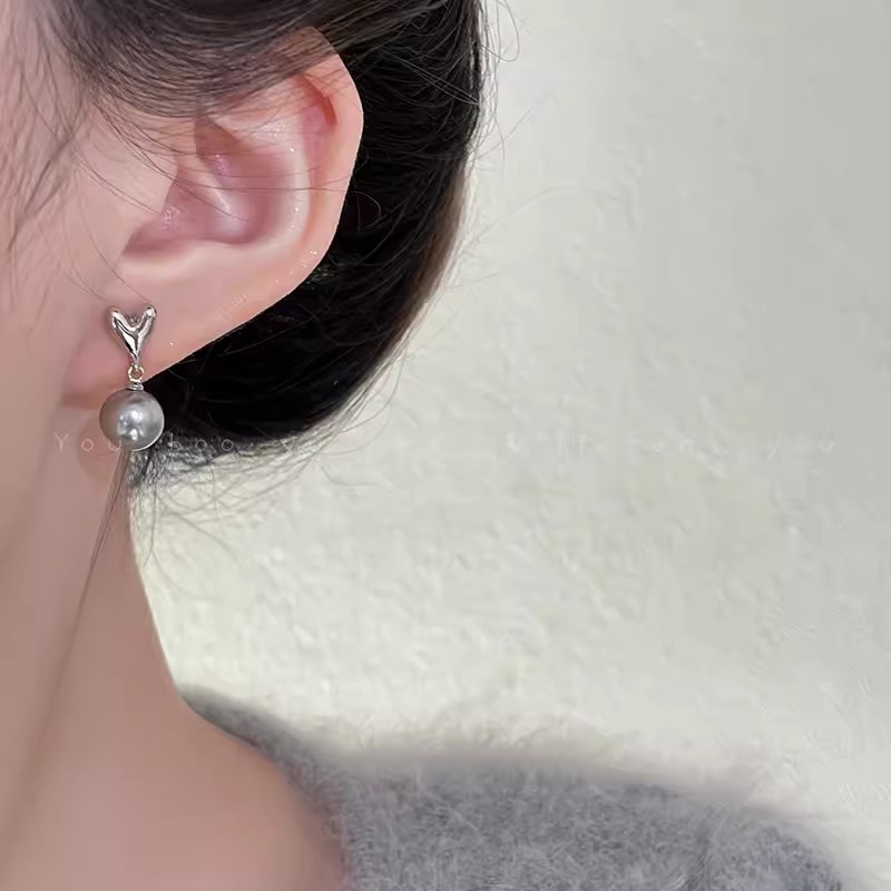 High-end grey pearl heart-shaped stud earrings, a light luxury and niche design for women, are a new bestseller in 2024 Application Scenario