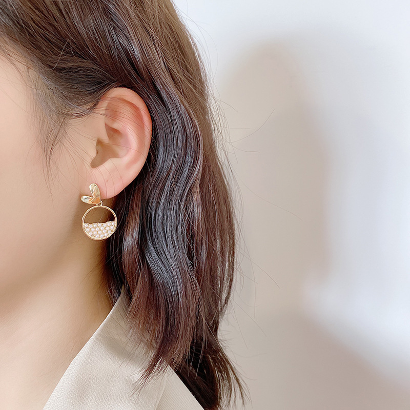 925 Silver Needle Earrings for Women, simple and super sparkling heart-shaped pearl earrings, stylish and versatile, fashionable earrings factory direct sales Application Scenario