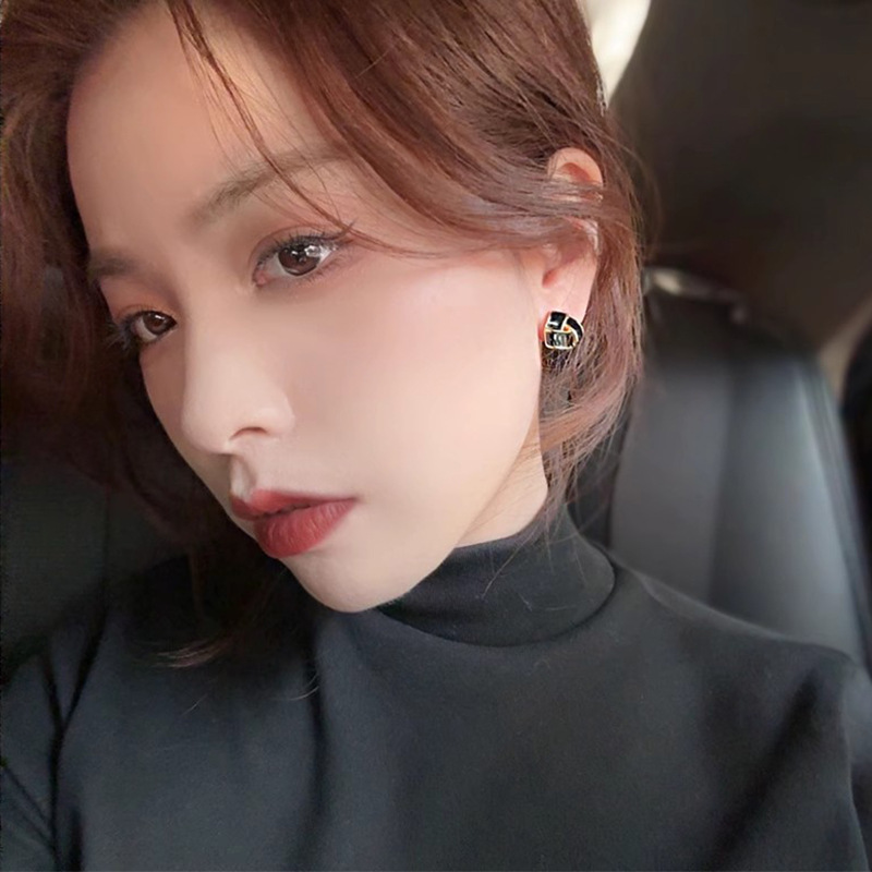 S925 Silver needle geometric stud earrings for women, a new style of light luxury and niche design, exuding a sense of elegance and sophistication Specification drawing