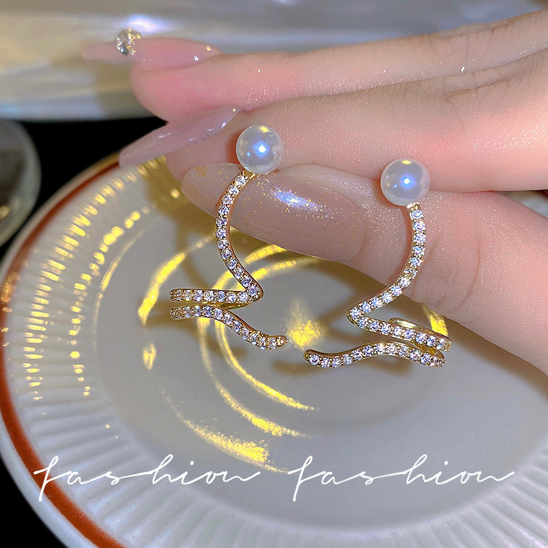 S925 Silver needle Korean pearl earrings, diamond-encrusted wavy, fashionable and versatile stud earrings, high-end and personalized long earrings Specification drawing