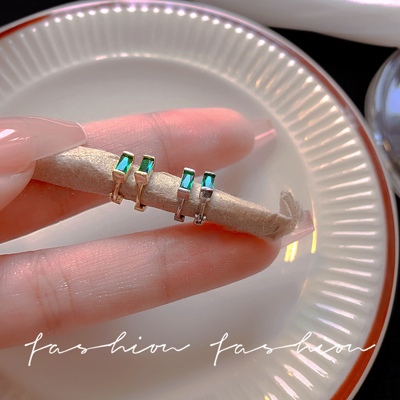 No need to take off emerald small ear rings for sleeping. Trendy, niche, retro ear buckles on Instagram. French versatile and elegant earrings Specification drawing
