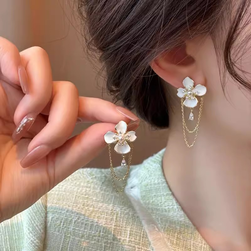 Silver needle diamond-encrusted pearl flower tassel earrings, niche, elegant and atmospheric earrings, fashionable, light luxury and high-end earrings details Picture