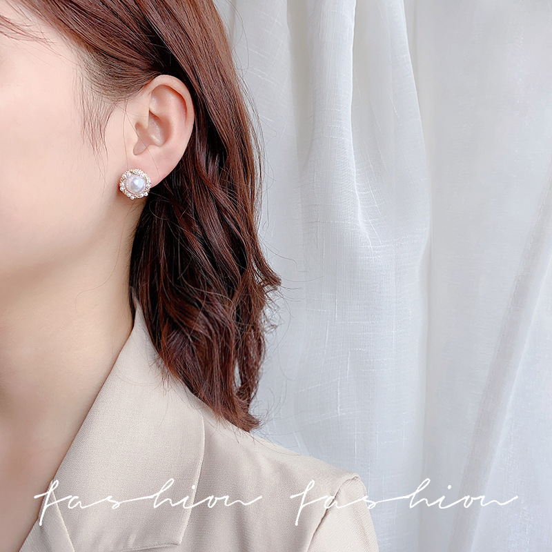The "Little Chanel Style" niche design sense pearl earrings are a new bestseller in 2025. They have a unique and versatile style and are high-end stud earrings for women details Picture