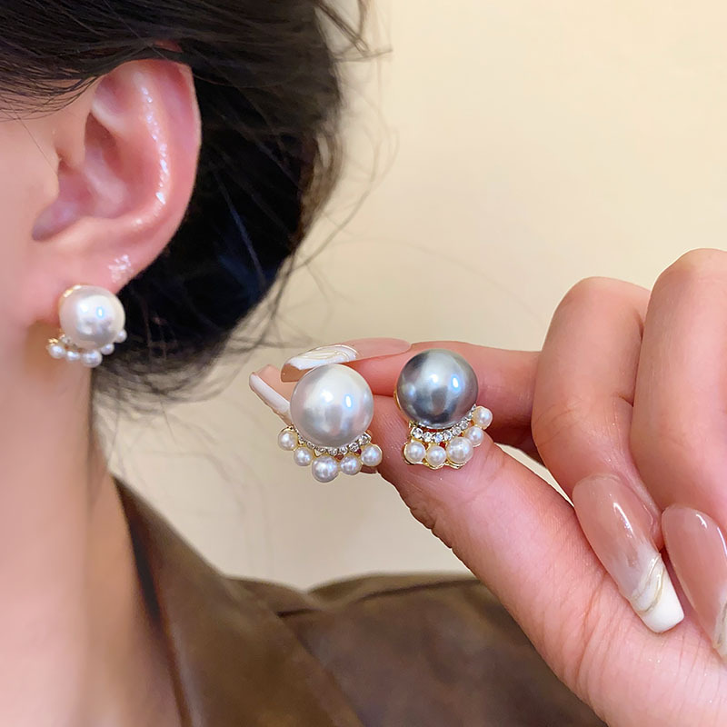 French cat paw pearl earrings for women, unique and retro stud earrings, elegant and high-end, light luxury accessories wholesale in Yiwu Application Scenario