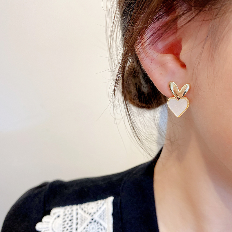 Korean Internet celebrity fashion heart-shaped earrings, women's Instagram style simple and individual stud earrings, cold style mother-of-pearl versatile earrings Application Scenario