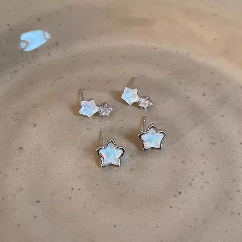 Blue star zircon silver needle stud earrings are small, exquisite, sweet and elegant. They are unique, versatile and high-end earrings Application Scenario