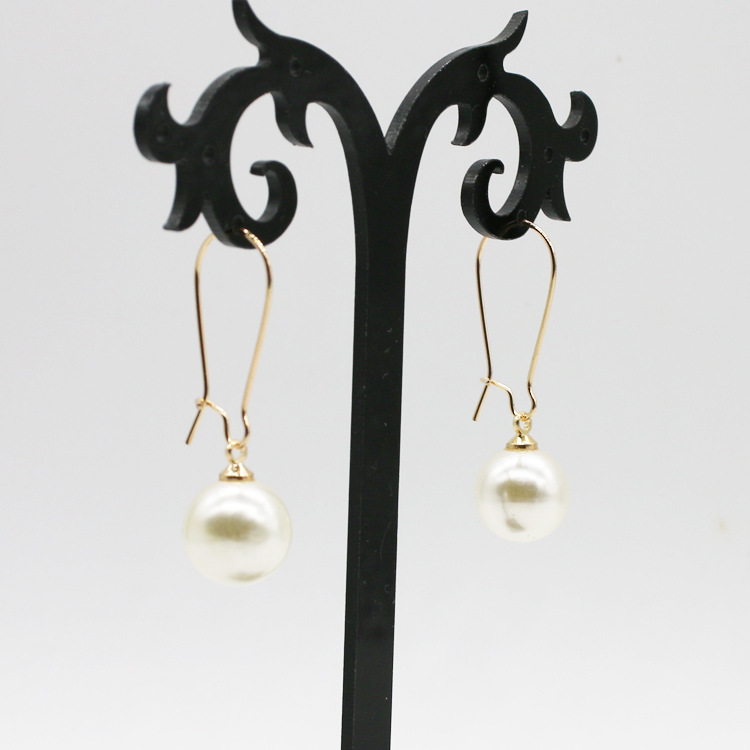 Fashionable and individual short pearl earrings for women from Dongdaemun, South Korea. Trendy and stylish earrings that are popular on the Internet Application Scenario