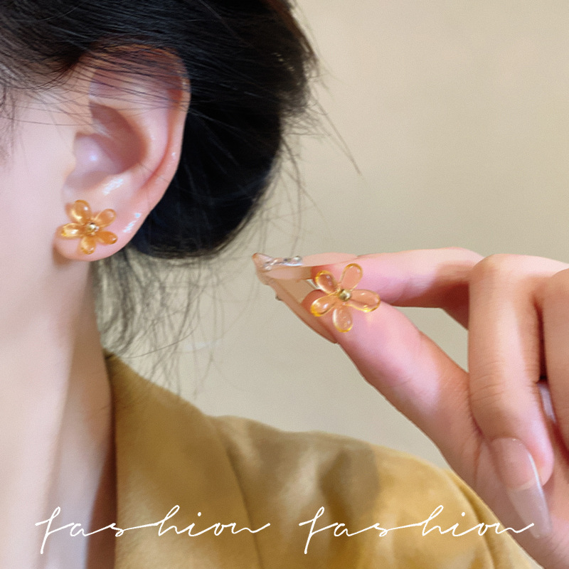 Hong Kong-style transparent resin flower stud earrings, simple and niche design, elegant and versatile, sweet earrings, 925 autumn and winter earrings details Picture
