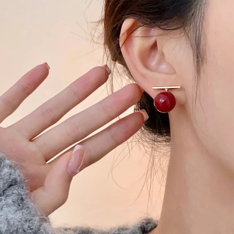 One-piece metal red bead stud earrings for women, with a unique design sense, retro, simple and elegant style, versatile earrings and earrings Specification drawing