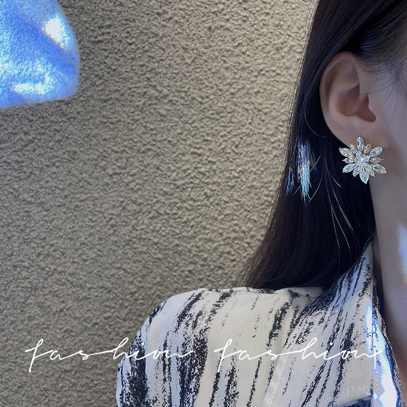 Super sparkling snowflake flower earrings, high-end, exquisite, fashionable and elegant. Stud earrings, personalized and versatile, with a sense of design. Wholesale of earrings details Picture
