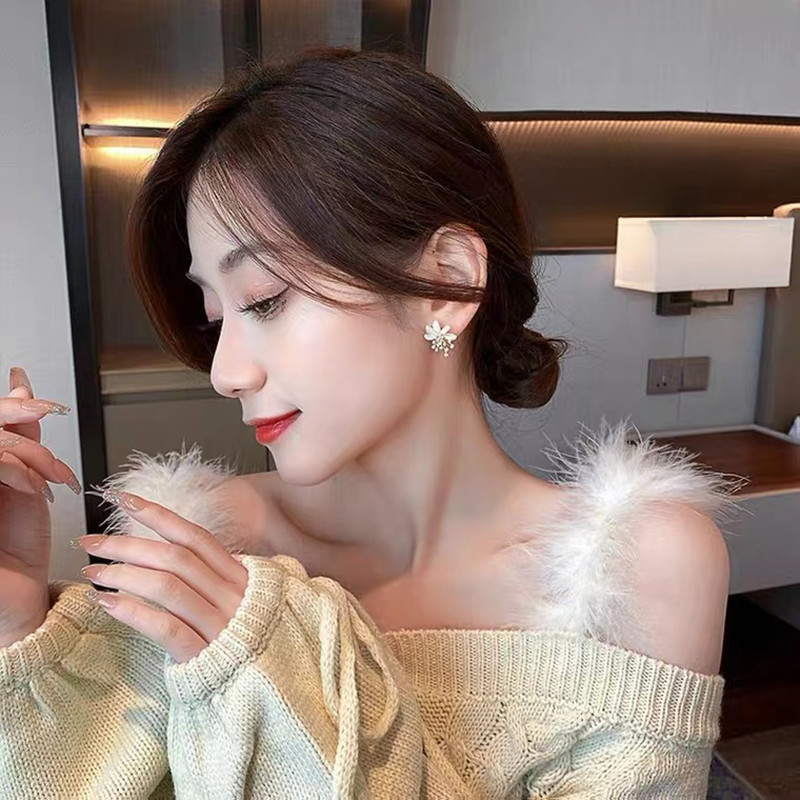 S925 Silver Needle Korean flower pearl, simple and elegant, unique, niche and high-end design, ethereal stud earrings details Picture