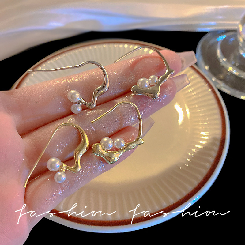 Pearl earrings with a niche design sense and a high-end feel, 925 silver needles, personalized irregular ear hooks, and trendy earrings Application Scenario