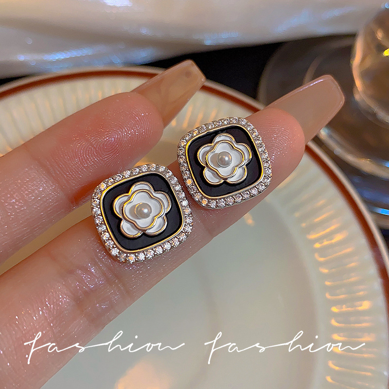 Forest-themed exquisite summer fresh flower stud earrings, high-end, niche and unique earrings, feminine charm, Hong Kong-style retro earrings details Picture