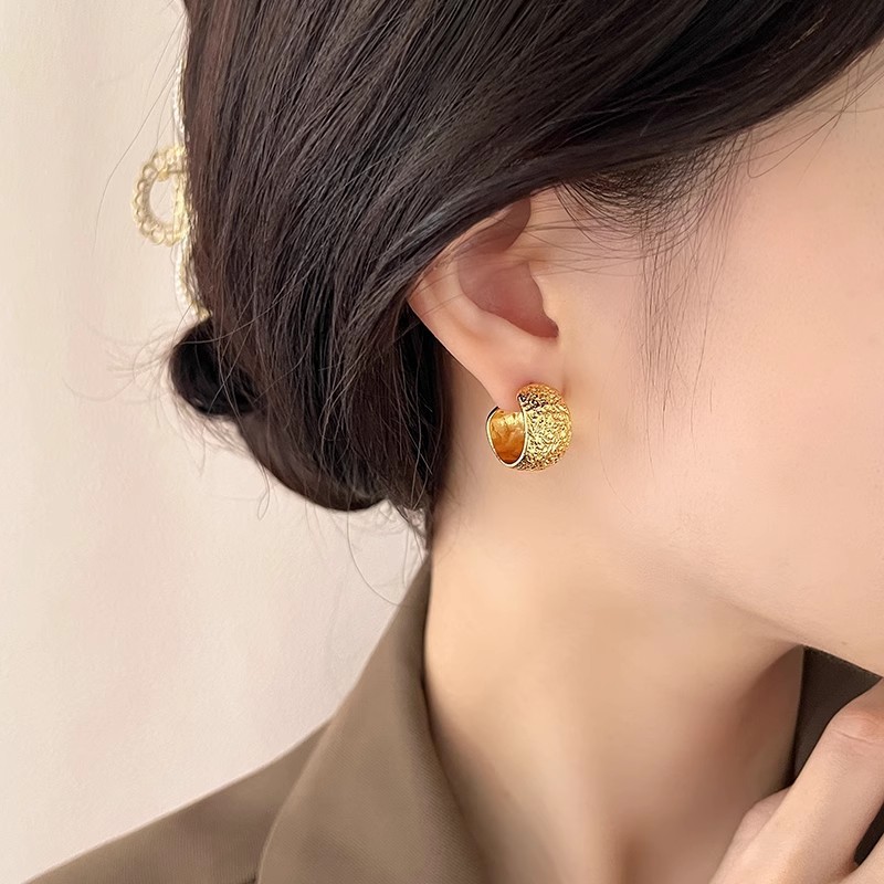 European and American niche design, high-end irregular texture C-ring ear studs, light luxury design, unique temperament, versatile earrings for women details Picture