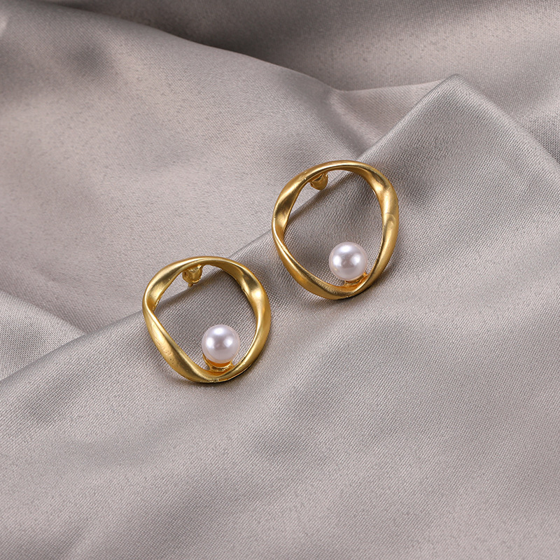 S925 Silver needle small pearl ear rings, Korean Dongdaemun earrings, simple and elegant, ins irregular stud earrings Application Scenario
