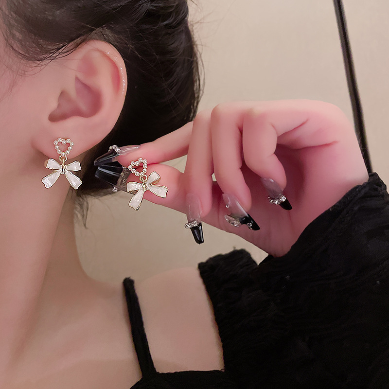 Xiaoxiang-style pearl heart-shaped earrings, with a unique design sense and bow stud earrings, are simple and stylish earrings for women in summer details Picture