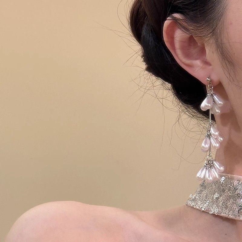 French white long tassel flower stud earrings with a unique design sense for women, exuding a high-end and distinctive charm Specification drawing