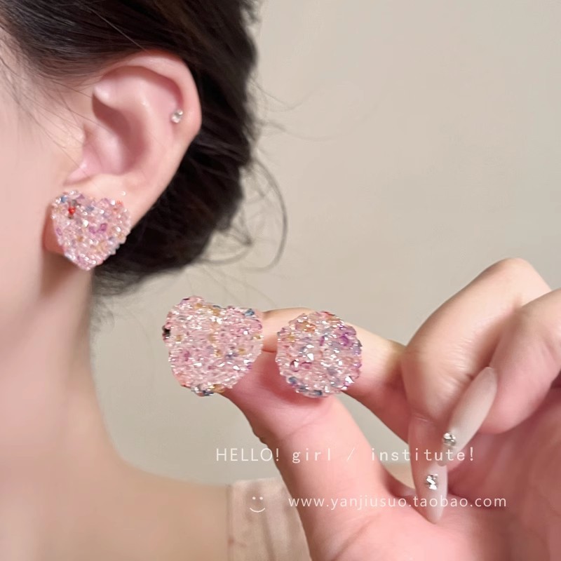 Korean-style pink heart-shaped round stud earrings for women, unique and exquisite design sense, light luxury, simple and fashionable, versatile earrings full figure