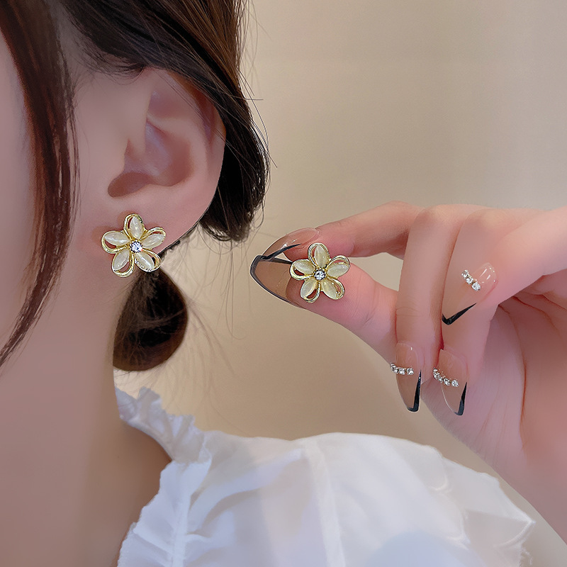 S925 Silver Needle Korean high-end cat's eye stone flower new trendy and niche design stud earrings full figure