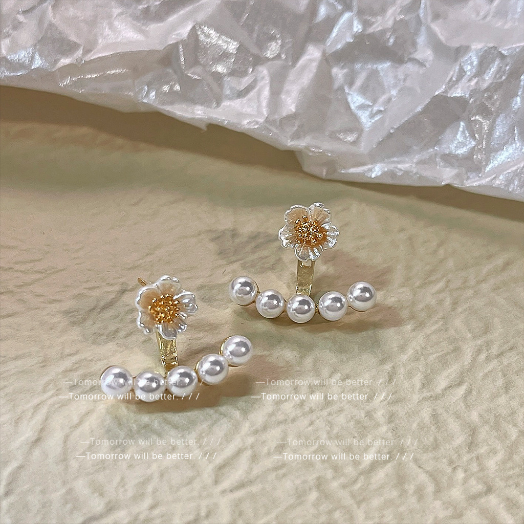 A fresh and delicate pearl flower earring with a feminine touch, featuring a light luxury style. It is a unique Korean-style earring with two earrings and a distinctive design Application Scenario