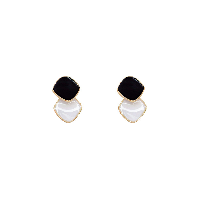S925 Silver needle square oil-dripping earrings are a niche, retro, fashionable and stylish accessory for women. The stud earrings feature a unique design and are popular online earrings Item Picture