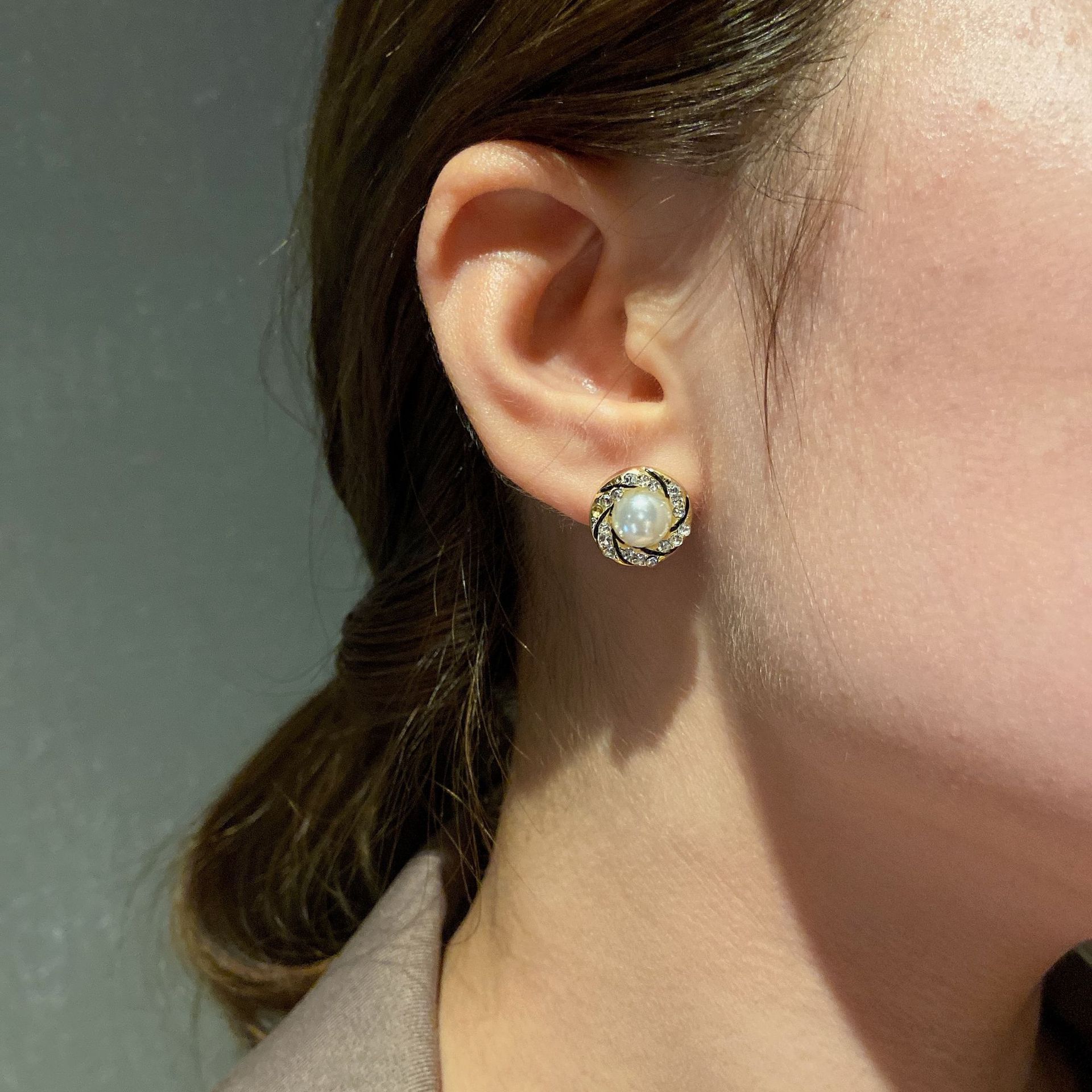 Pearl stud earrings for women, summer high-end, niche French earrings, fashionable, versatile, retro, simple and elegant stud earrings Application Scenario