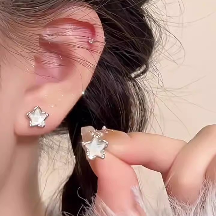 Blue star zircon silver needle stud earrings are small, exquisite, sweet and elegant. They are unique, versatile and high-end earrings Specification drawing