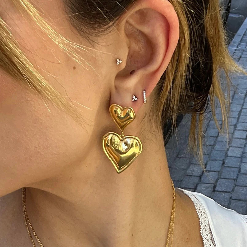 Amazon's best-selling heart-shaped pendants and earrings, a cross-border creative, simple and fashionable, metallic touch, heart-shaped stud earrings for women Application Scenario