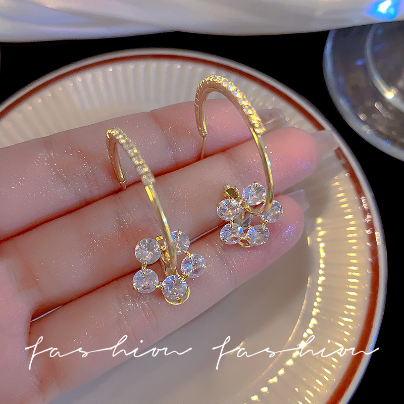 Simple and niche forest-themed flower earrings, trendy zircon ear rings on Instagram, high-end and versatile earrings wholesale Application Scenario
