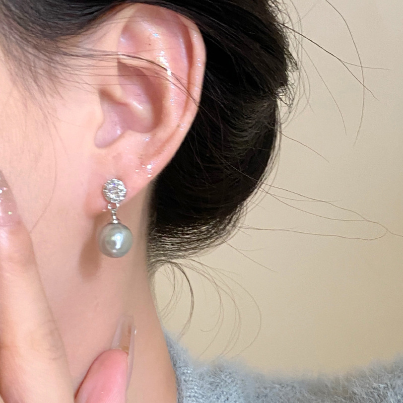 Micro-inlaid zircon pearl earrings, women's niche design sense, high-end light luxury stud earrings, 925 silver needle, fashionable and elegant earrings Application Scenario
